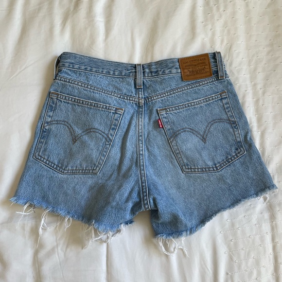 Levi’s Wedgie Cutoff Blue Lightwash Shorts Size 27 - Picture 2 of 5